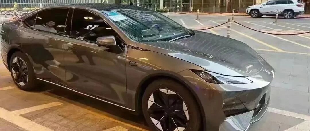 未贴车标的C385街头亮相 吸睛程度不一般 长安新能源蓄势待发！