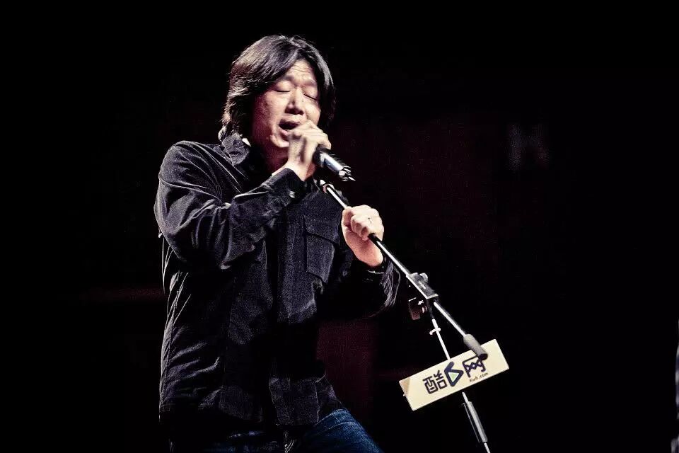 老狼歌手不是诗人,首先你的第一要务是演唱,不要求你演唱技巧多么高超