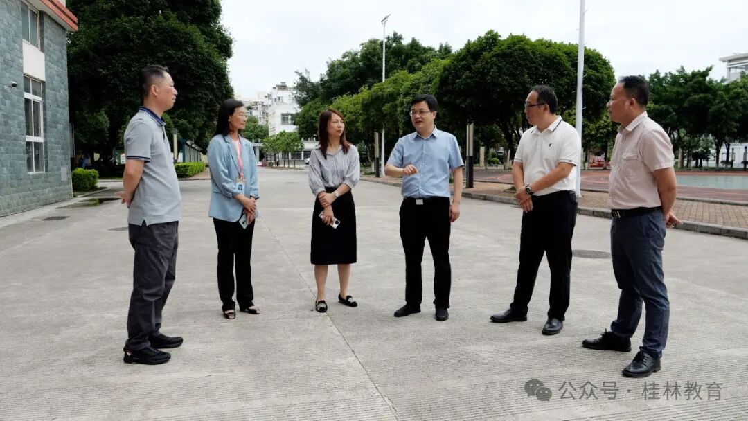 在桂林市逸仙中学,唐标明详细了解了考生备考,考场布置,考务组织,考场