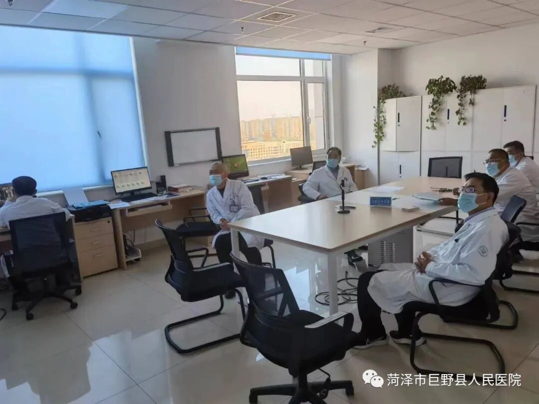 巨野县人民医院多学科联合救治一名高龄危重症患者患者家属送锦旗表示