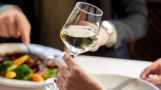 为了你的健康，放下饮料，端起红酒！