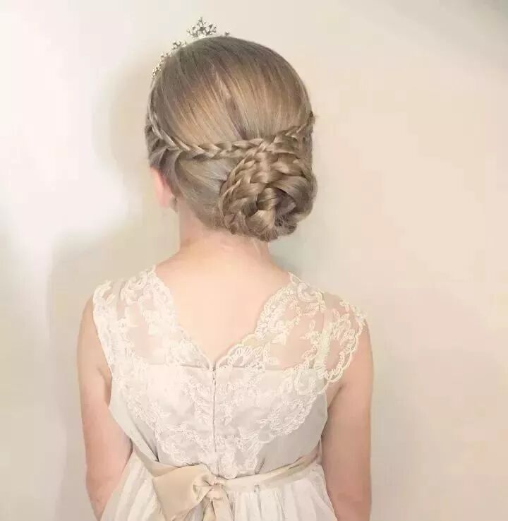 将部分头发盘成花朵状,说不定还可以吸引蝴蝶"采蜜"噢~ 丸子头有了