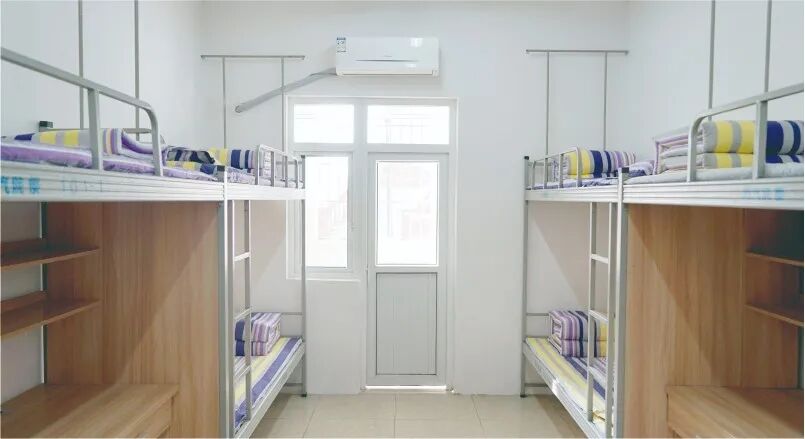 学校建有公寓式学生宿舍,标准6人间,独立卫生间,"热水,开水,直饮水