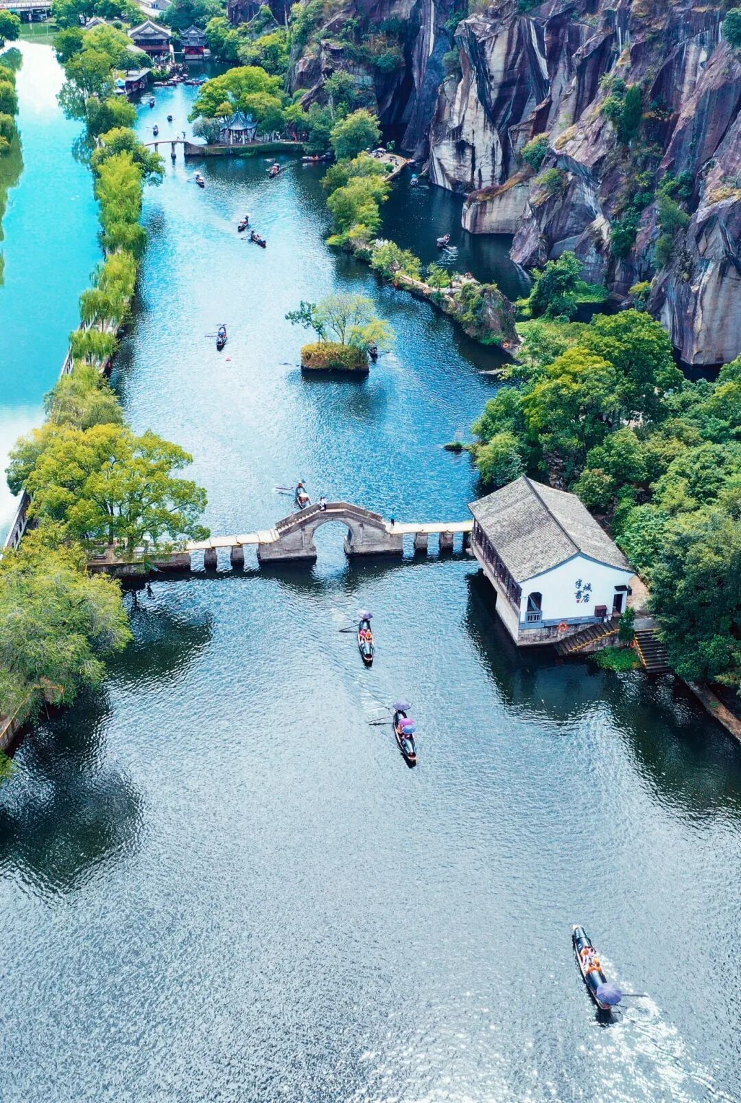 《船行画中》东湖+许银焕15757554278绍兴东湖乌篷船，行驶在湖上，仿佛一幅画卷。.JPG