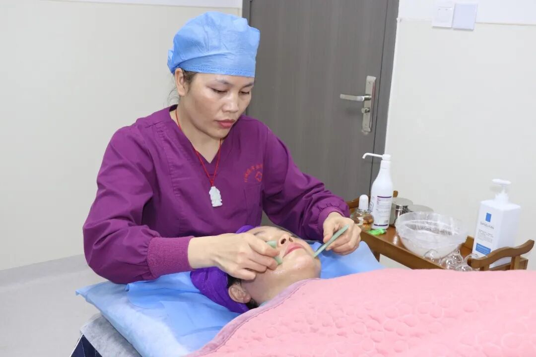 其中包括火龙罐,背部拔罐,燃脂罐,腹部罐,面部刮痧 闪罐 面膜,扶阳灸