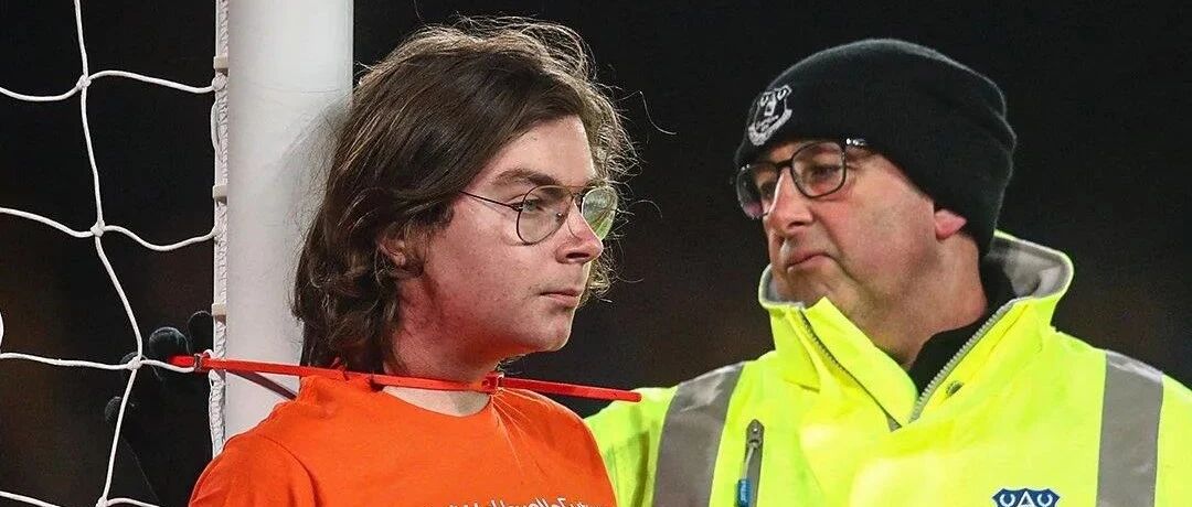 不吐不快 | 球场“行为艺术”已经快进到把脖子捆门柱上了？