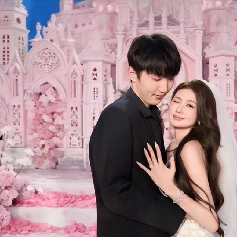 千万粉丝网红陈一娜官宣结婚,求婚布景与另一位网红高度相似?