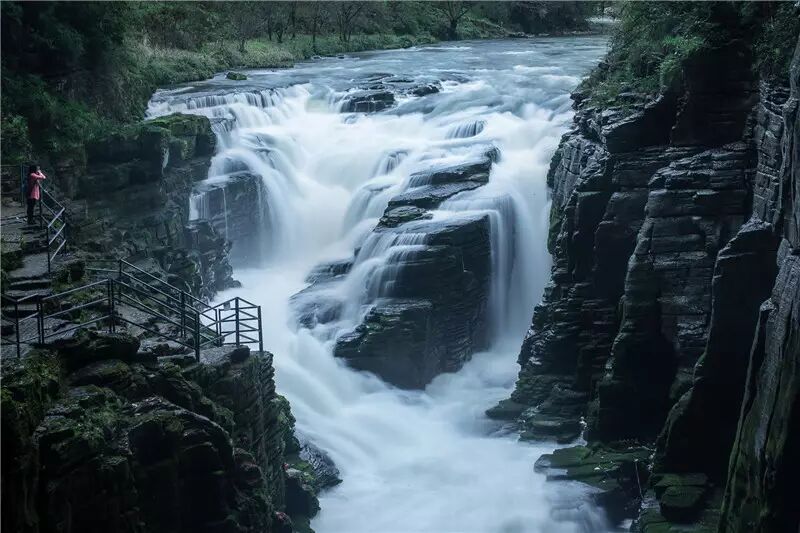 洞外水流湍急,空中弥漫的水汽,随水而走,跟风浮动,一下寒意就上来