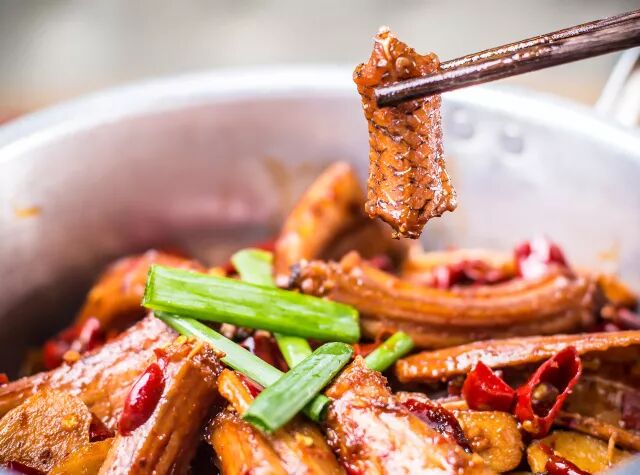 蛇肉在粤菜中并不稀奇,但是将滋补的蛇用姜辣进行爆炒,还是独具特色.