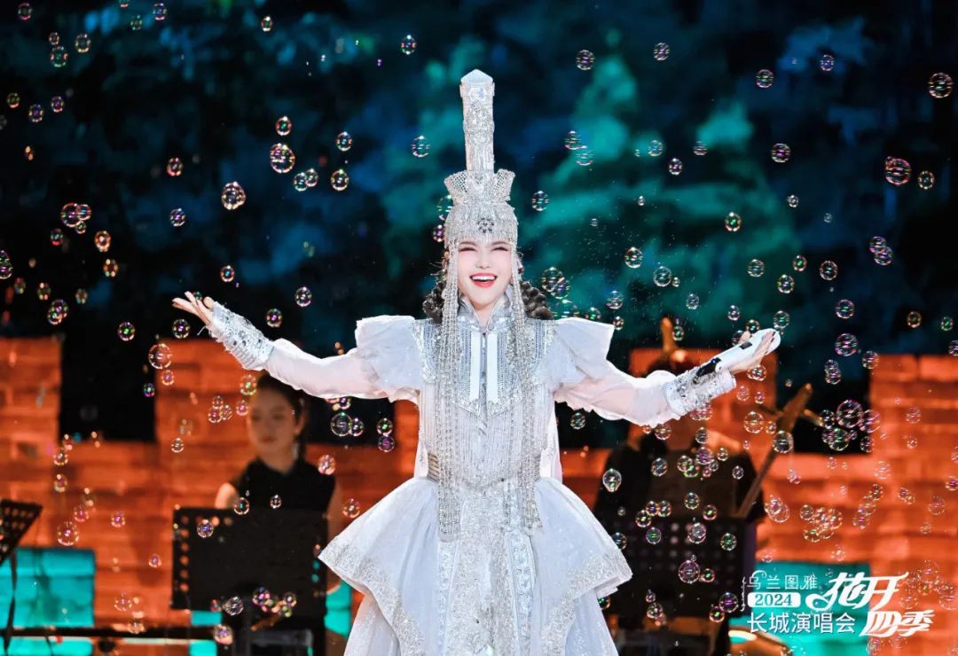 乌兰图雅“花开四季”长城演唱会在古北水镇炫彩绽放 第3张