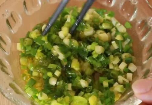 葱油饼做法 不醒面不发面 外酥里软又多层 实在太香了 热点讯息网