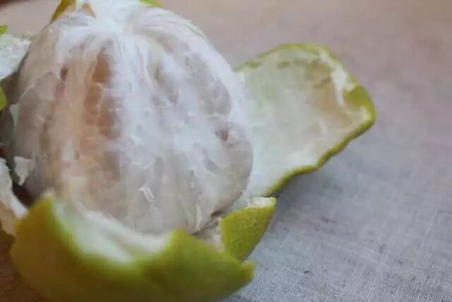 剥皮后的台湾麻豆文旦柚 脱水后的柚皮非常薄,很容易就剥开了.