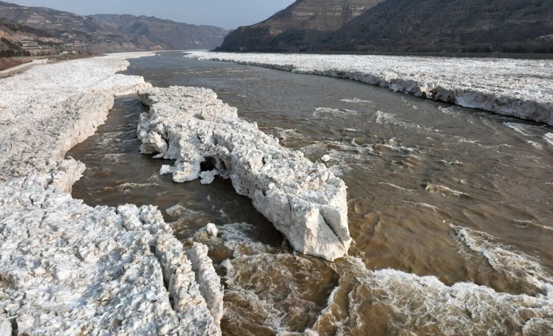 陕西黄河壶口瀑布冰消河开 再现壮丽景观