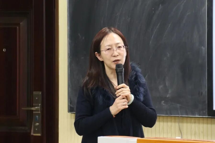 内容徐玉青老师,李晴老师认为青年教师在高三复习中要抓住学习机会,要