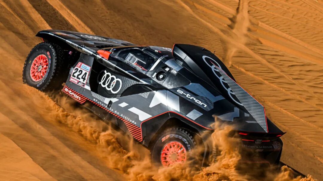 奥迪电驱赛车rs q e-tron搭载了三台为fe电动方程式开发的mgu电机模块