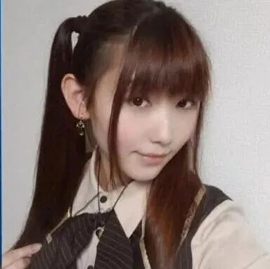 卧槽！网上的美女不要信，网友：掏出来比你都大！哈哈哈...