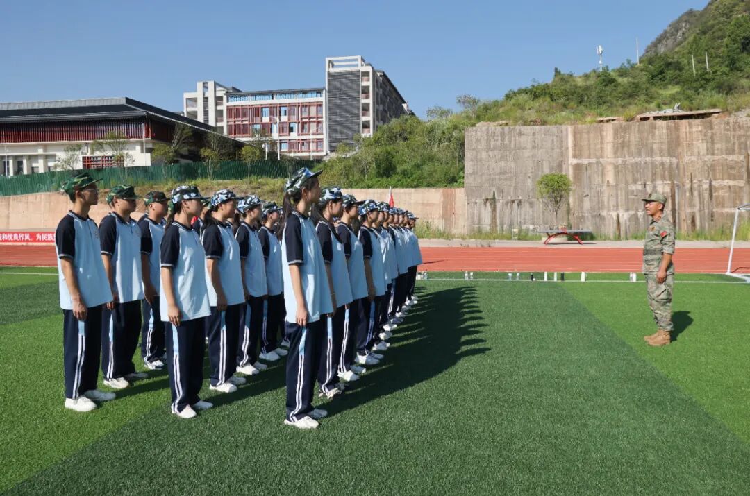 施秉县第一中学举行2027届新生军训开训仪式