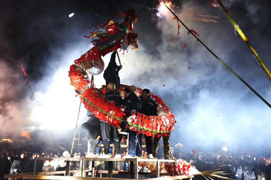 龙灯会特色民俗活动,已成为施秉一张响亮的名片.施秉县龙灯队员邱茂峰