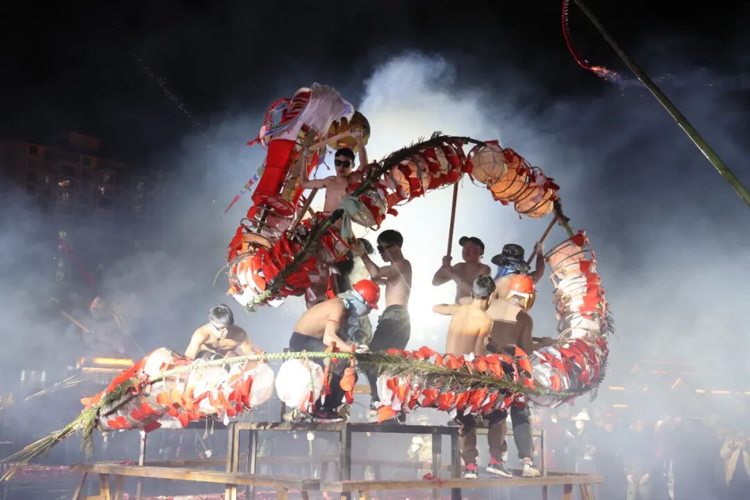 龙灯会特色民俗活动,已成为施秉一张响亮的名片.施秉县龙灯队员邱茂峰