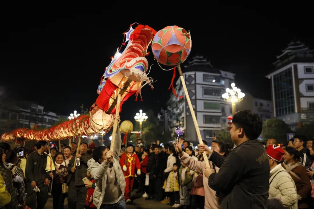 施秉:群龙闹新春 龙灯展演年味浓 - 施秉县人民政府门户网站