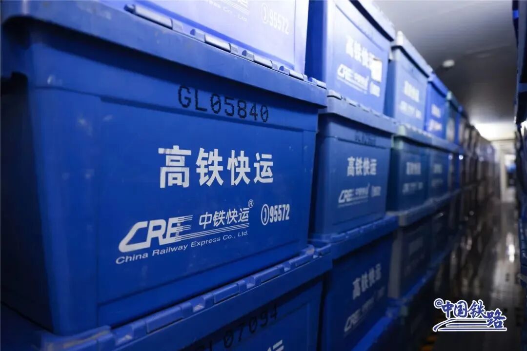 整列高铁快运动车组列车试点开行