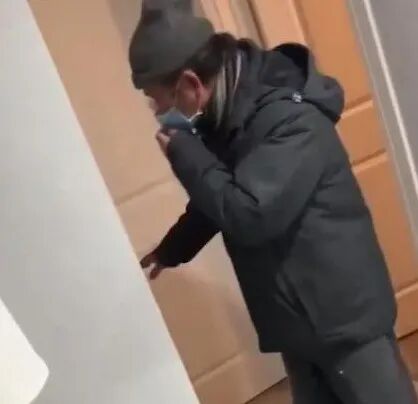 亚裔大爷要求黑人青年离开自己的民宿，却遭扇耳光、嘲笑！视频被疯传（视频/组图） - 1