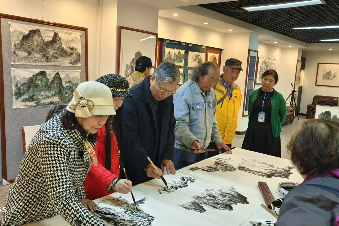 集体创作《大美桂林》长卷书法家崔文圣为观众即兴挥毫画展部分展品