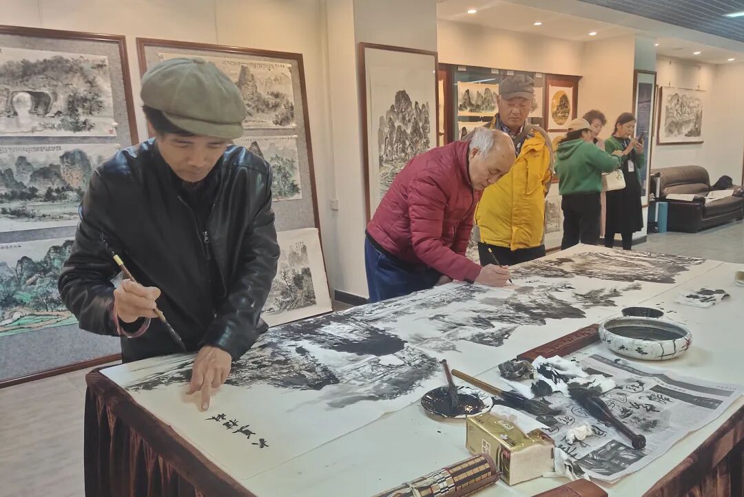 集体创作《大美桂林》长卷书法家崔文圣为观众即兴挥毫画展部分展品