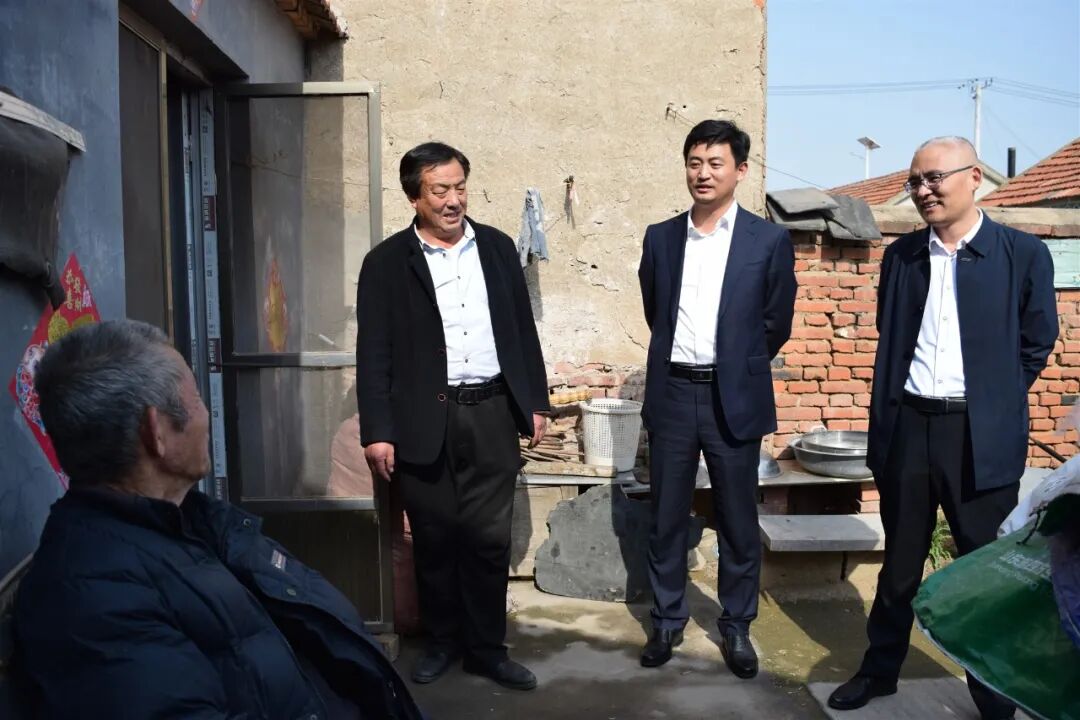 潍坊高密市委常委统战部部长李学明到注沟社区走访看望脱贫群众