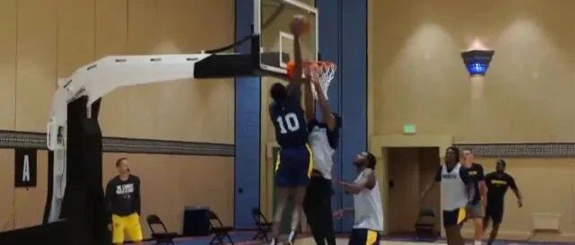 2米18竟用来打小前！起飞砸篮画面太吓人了！这拉长版KD要打出来真不得了...