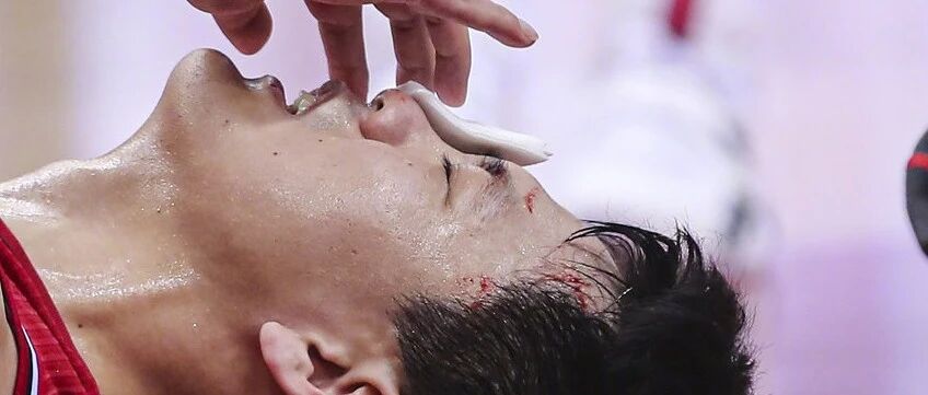 伤病人数狂飙20+！直接被抬走不下10人！CBA再这样打，担架都不够用了...