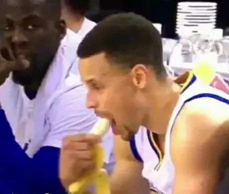 NBA偷吃零食誰最逗？庫里吃香蕉看呆格林，詹皇被做成表情包 運動 第6張