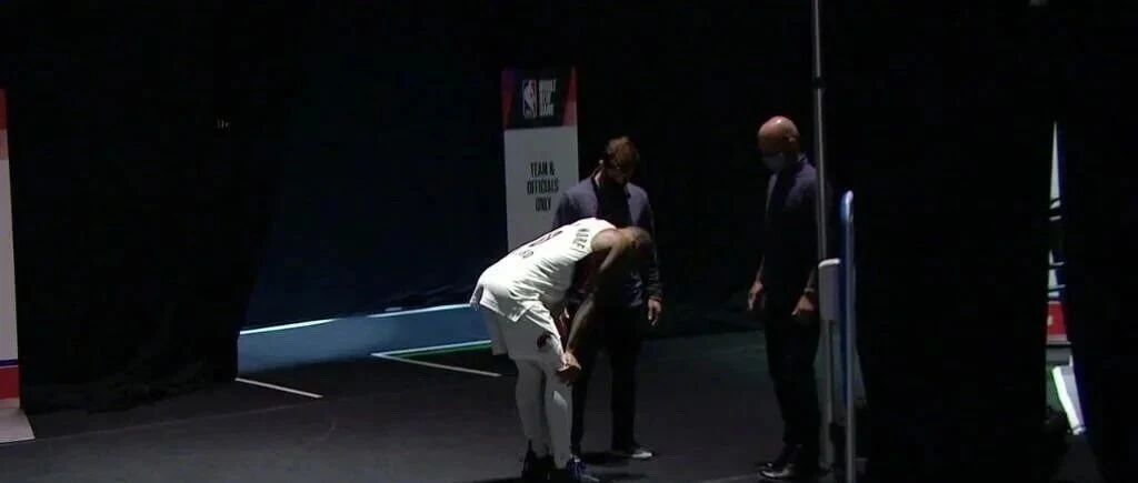 肘击！冲突！分差最多近40分！各自当家球星接连伤退啊，利拉德的腿...