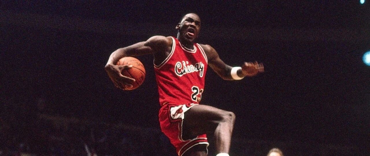 乔丹签名AJ可抵几套房！科比签名篮球价超300万刀！他俩要是双签不得抢...