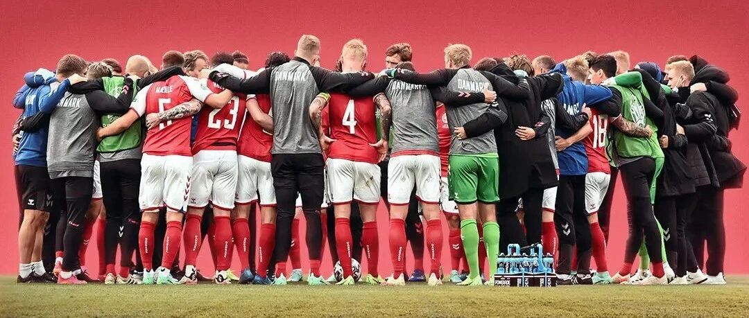 心脏骤停倒地不起，他的生命之战队友为其守护，世界为他祈祷！