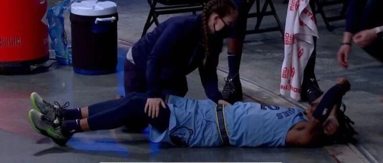 一天两人赛季报销！不愿改变打法的他坐轮椅离场！90°崴脚场面够吓人...