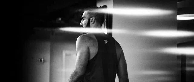 论甩头晃人就服他！梦幻鬼舞步根本停不下来！如今40岁了，再度被签下！