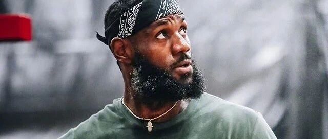 15分钟狂轰23分！命中率100%！老詹胡子都白了，还是过不了库里这关啊...