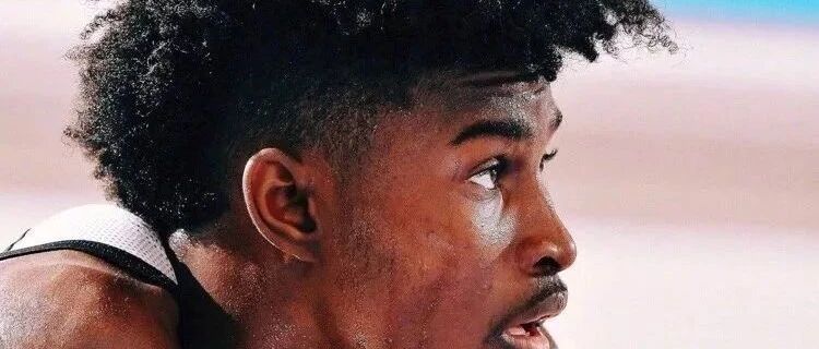 惨！单赛季连上担架+轮椅！下赛季也没了！才22岁啊，ACL撕裂对他太残忍...