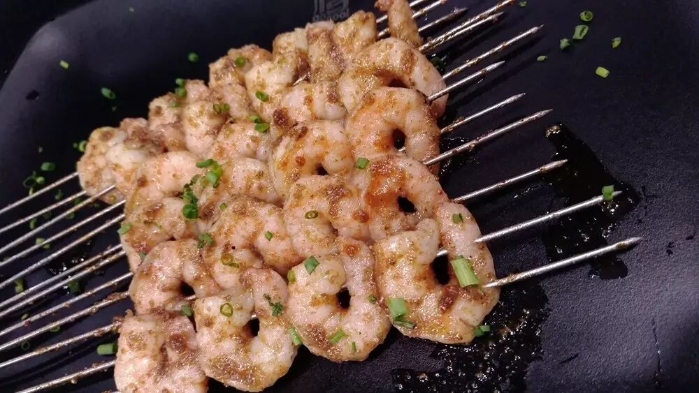 美女网红也要排队的烧烤店,原来还有这项特殊服务