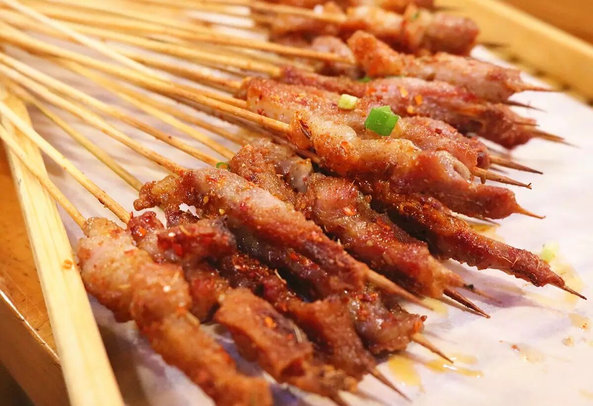 烤猪肉串选用来自湖南宁乡的土猪肉,先腌制后采用碳烤,掌握了黄金