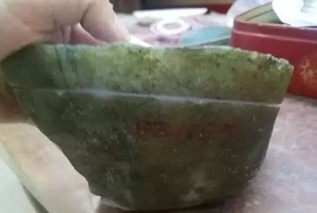 表皮带“铁锈”的原石，小伙切出“奇料”紫罗兰手镯看的沉醉！