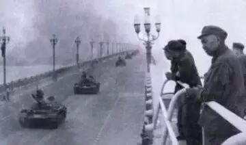 ▲ 许世友指挥坦克检测长江大桥现场