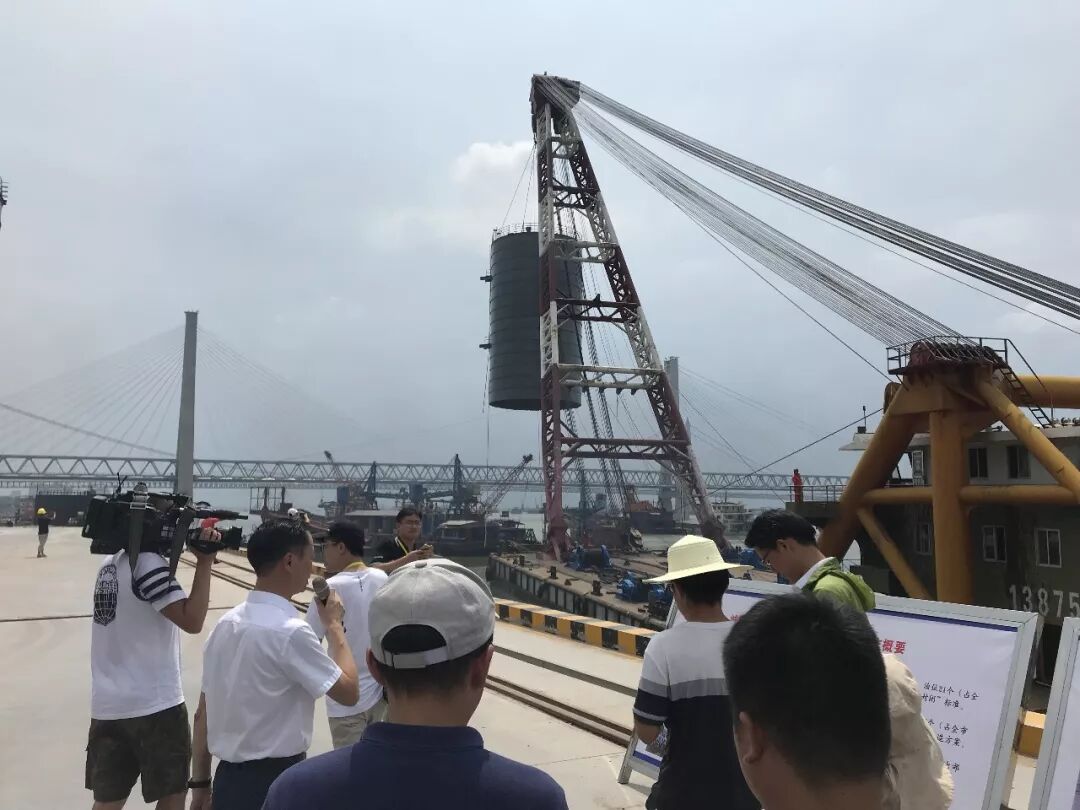 湖南省岳阳市衔接洞庭湖与长江的城陵矶水域，天欣码头的灌浆混凝土生产线正在拆卸。