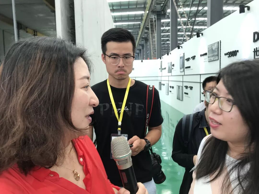 长沙远大住宅工业集团总裁唐芬，在生产装配车间讲述身体力行推动建筑工业化发展的故事。 