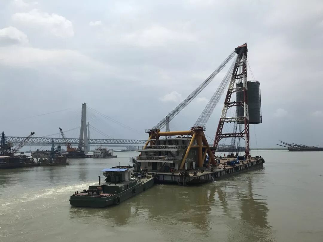 用于生产混凝土的巨型水泥渠灌密封后，被驳船移走。 