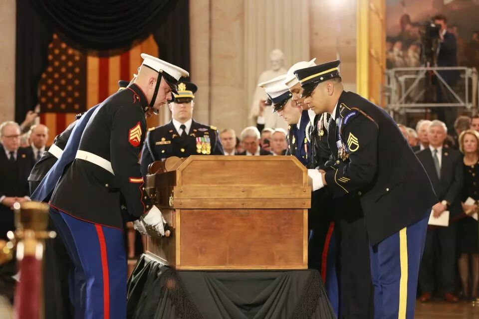 ZT：葛培理的葬礼和美国国会山的悼念