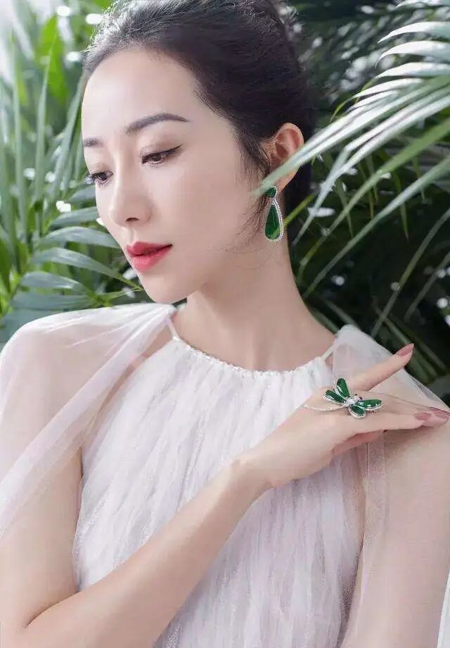 为什么年轻人喜欢买奢侈品，而中年人选择买翡翠？