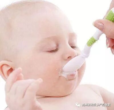 宝宝有这些表现，说明宝宝已经吃饱了，宝妈不要过度喂养宝宝