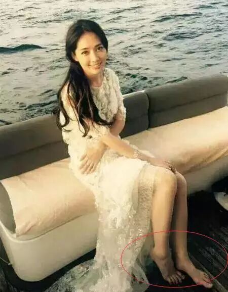 赵丽颖和郭碧婷真是形成两个极端,一个小到为难,一个大到尴尬!